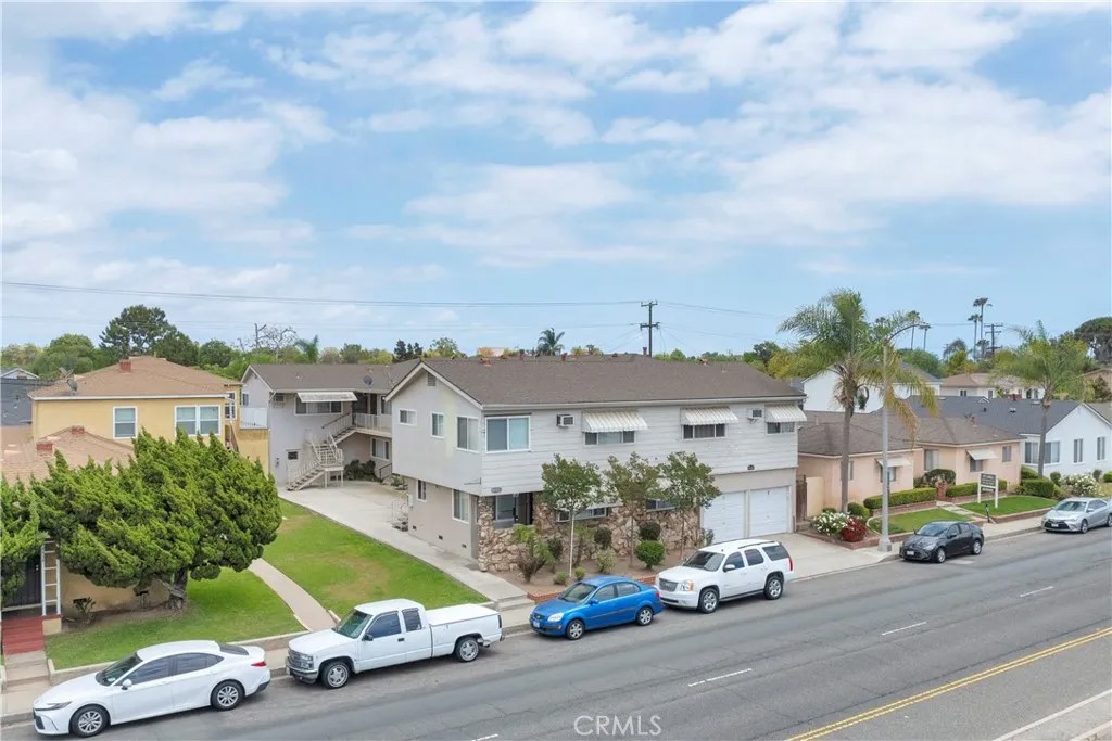 4426 N Lakewood Boulevard