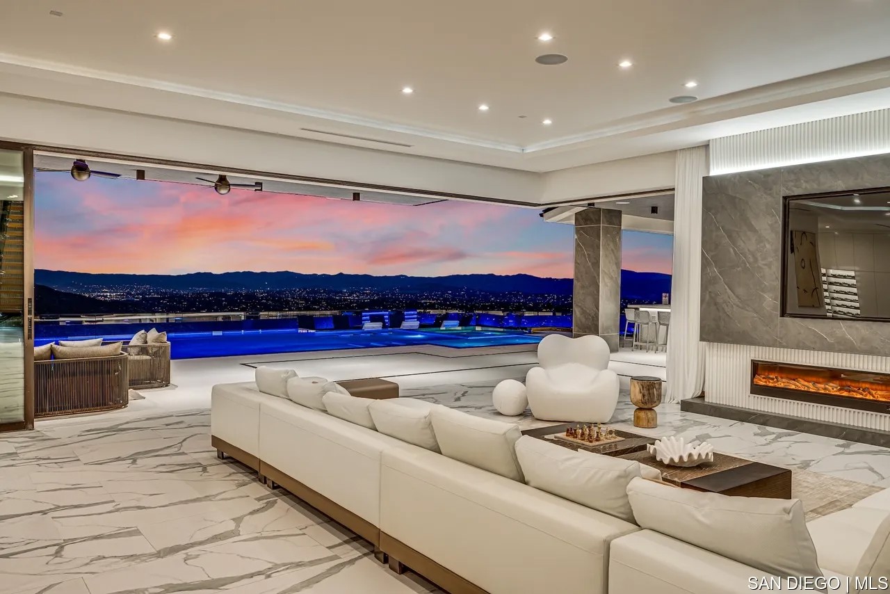 18386 Avenida Apice