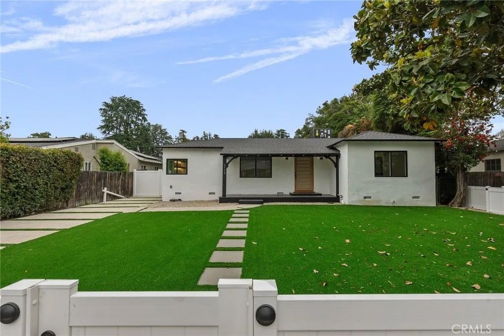 Photo of 5730 Stansbury Avenue, Van Nuys, CA 91401 (MLS # SR26006075)