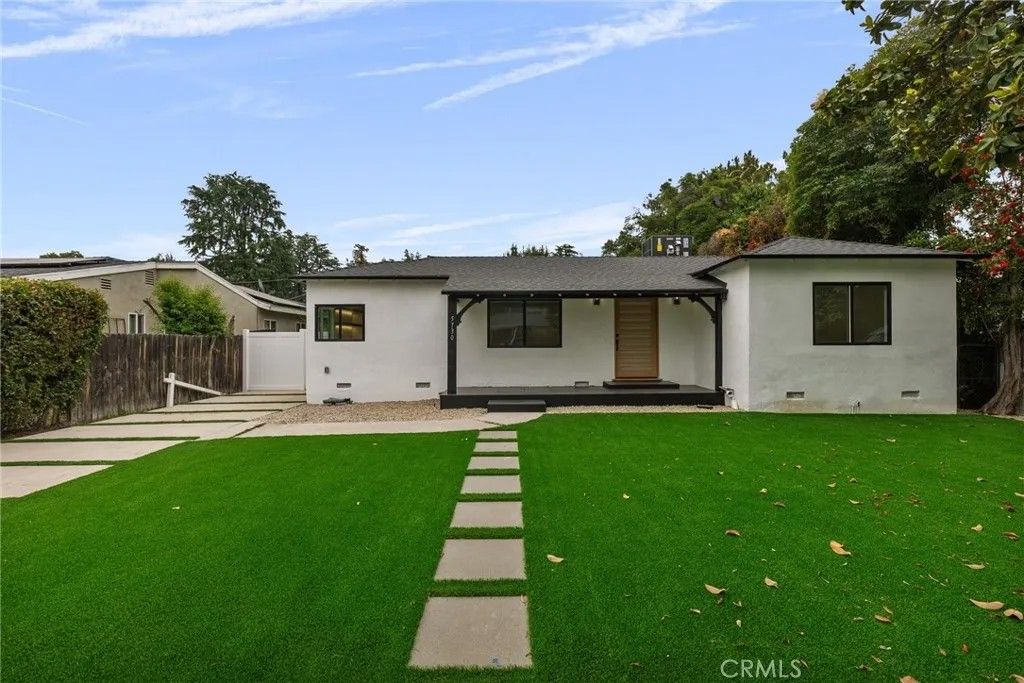 Photo of 5730 Stansbury Avenue, Van Nuys, CA 91401 (MLS # SR26006075)