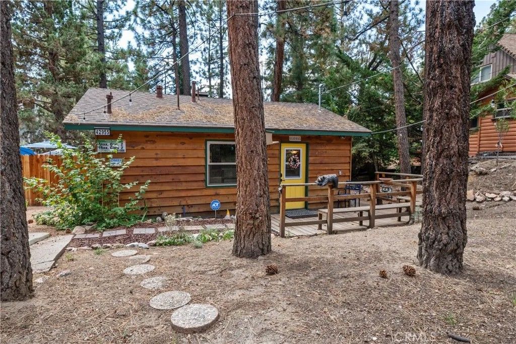 Photo of 42955 Encino Rd, Big Bear Lake, CA 92315 (MLS # PW26028173)