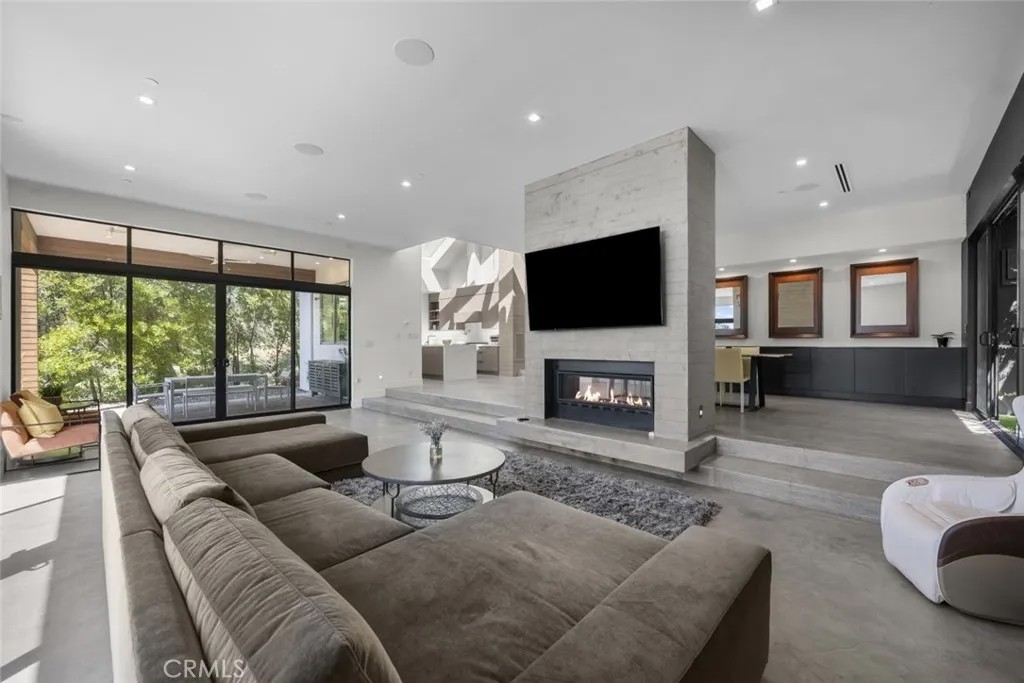 18177 Knoll Hill