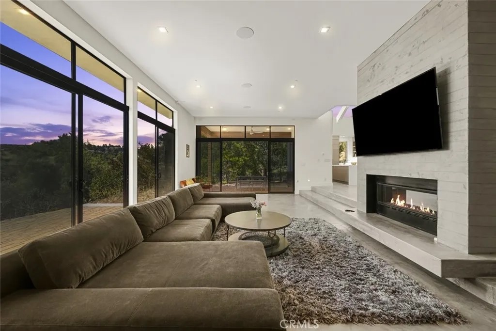 18177 Knoll Hill