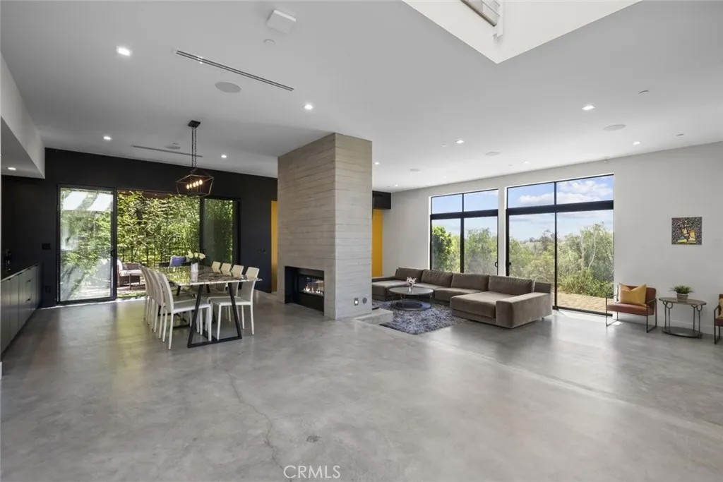 18177 Knoll Hill