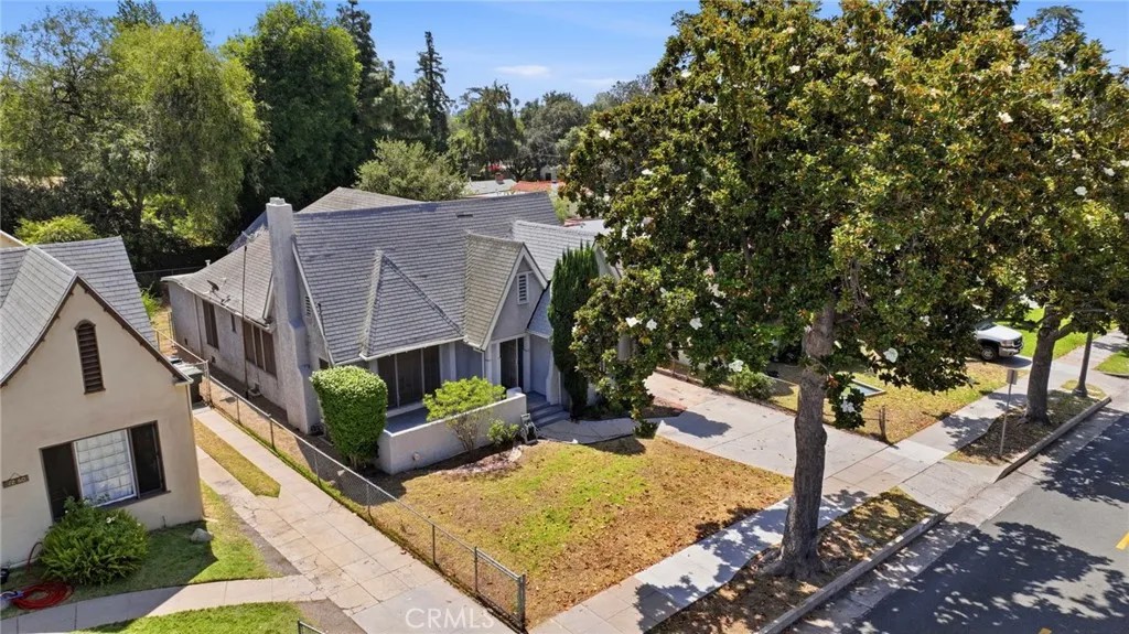 1250 N El Molino Avenue