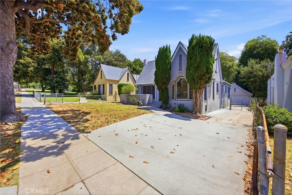 1250 N El Molino Avenue