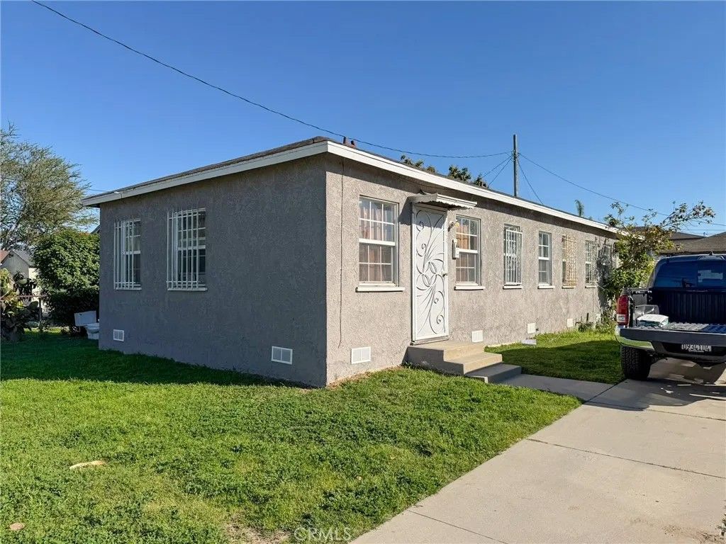 Photo of 804 E Oaks St, Compton, CA 90221 (MLS # AR26066286)