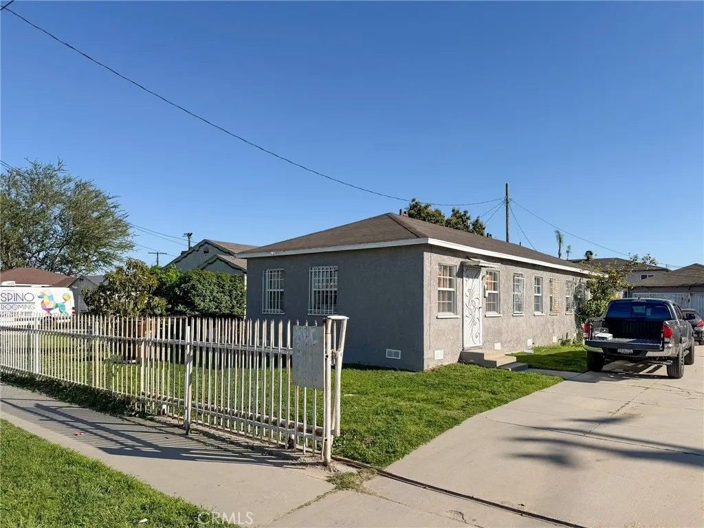 Photo of 804 E Oaks St, Compton, CA 90221 (MLS # AR26066286)