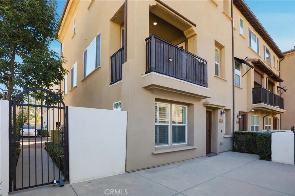 Photo of 811 N Dalton Ave #105, Azusa, CA 91702 (MLS # PW26019369)