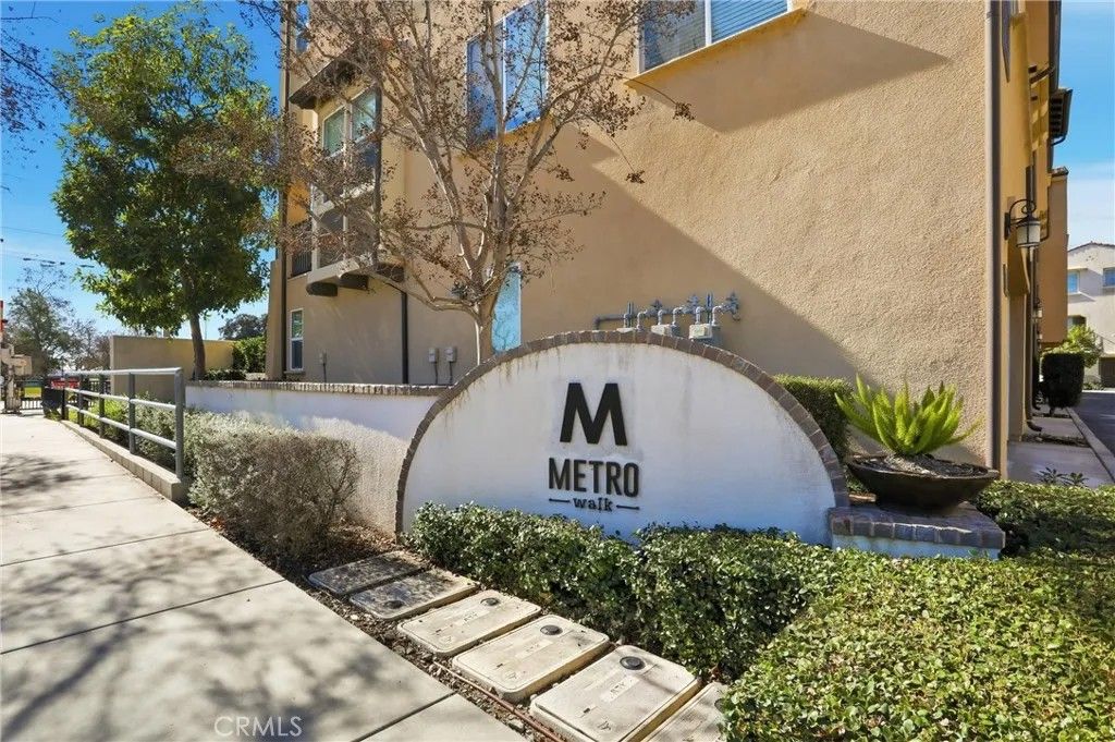 Photo of 811 N Dalton Ave #105, Azusa, CA 91702 (MLS # PW26019369)