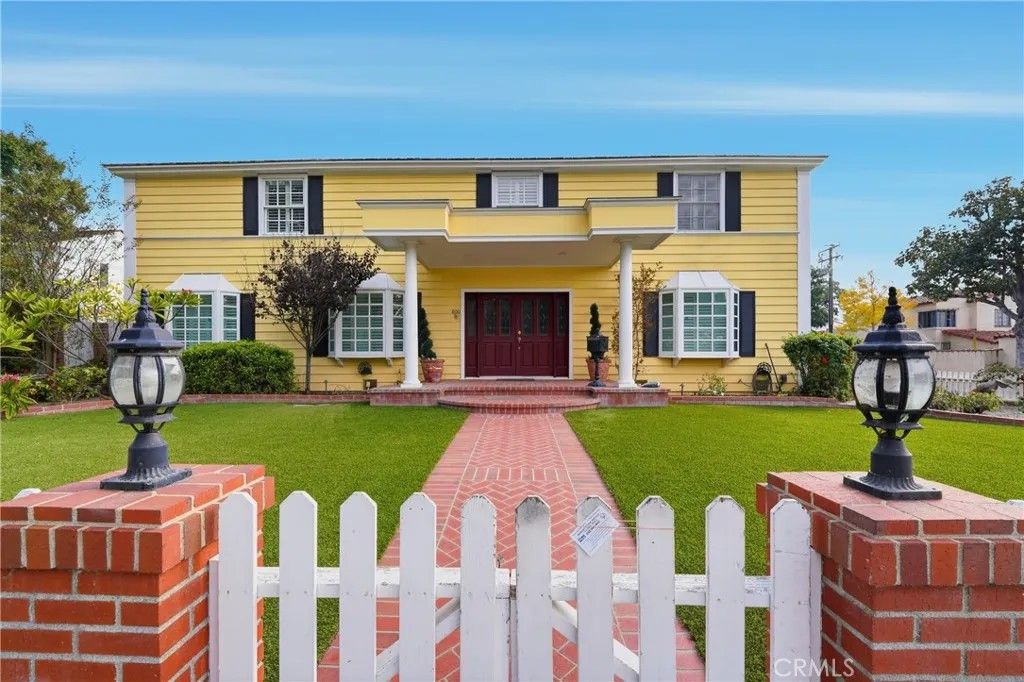 Photo of 800 Santiago Ave, Long Beach, CA 90804 (MLS # PW25255051)