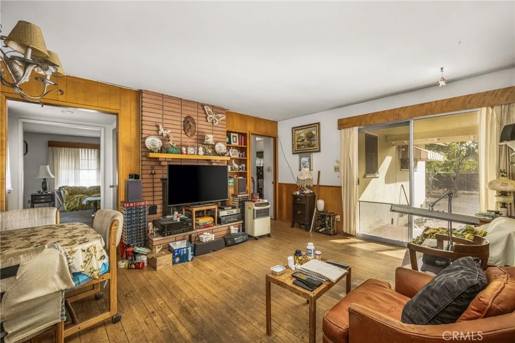 1324 E Lomita Avenue