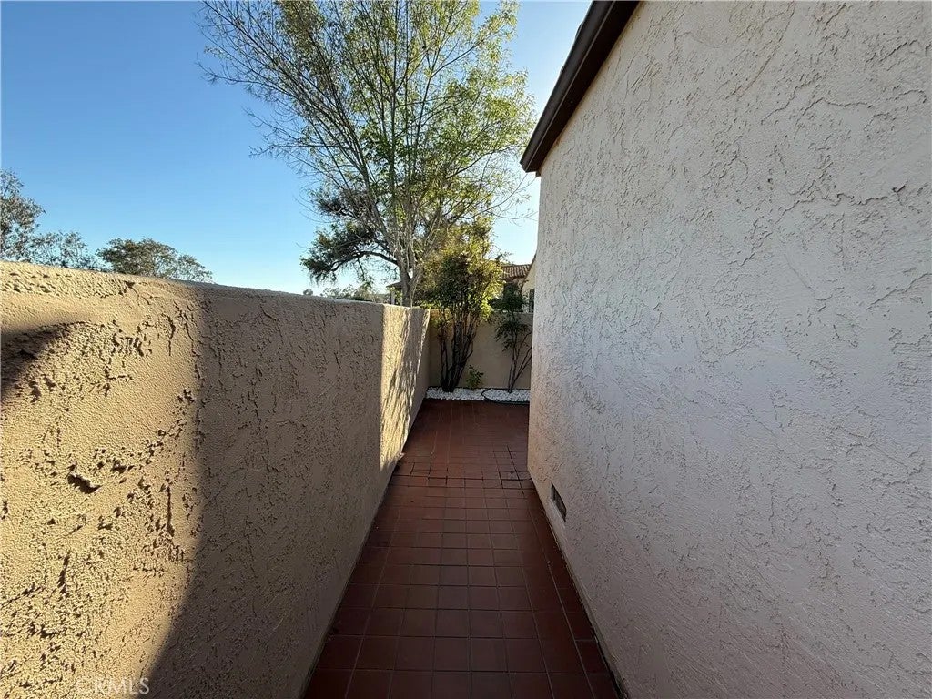 2055 Earl Glen