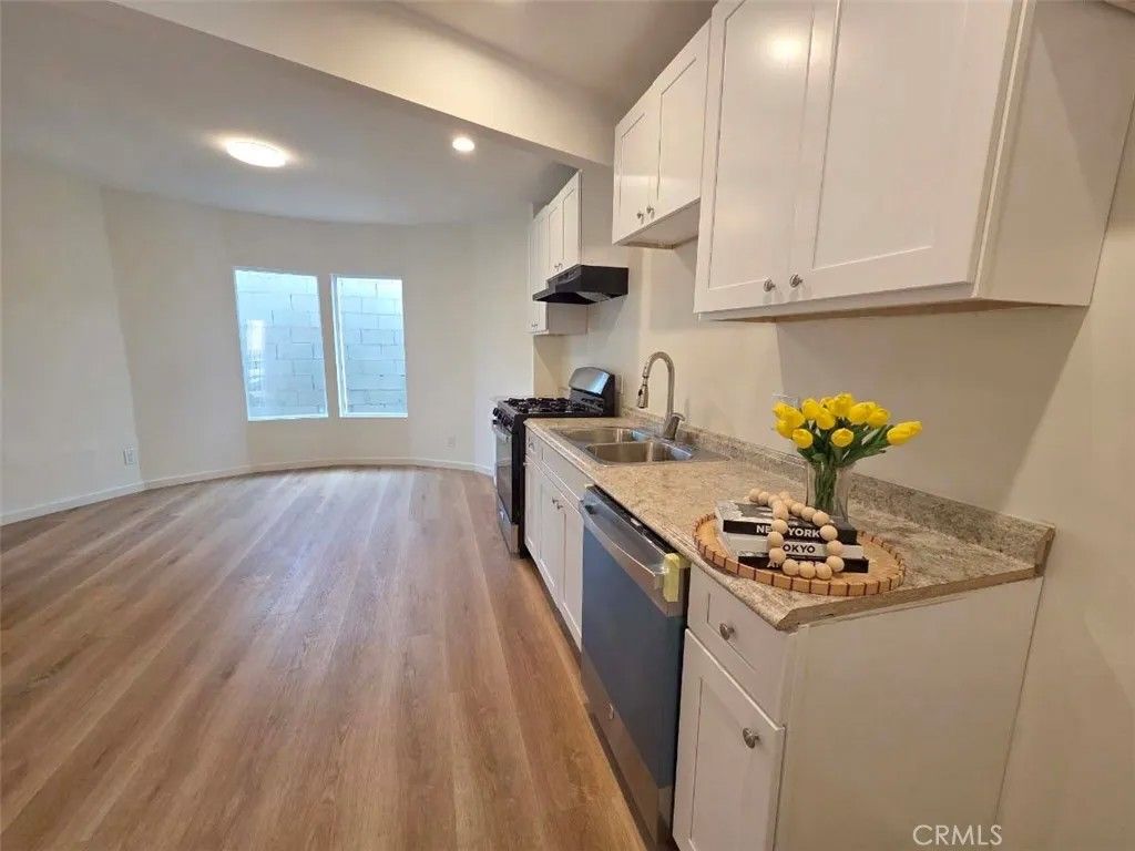 Photo of 1313 S Bronson Avenue, Los Angeles, CA 90019 (MLS # PW26002204)