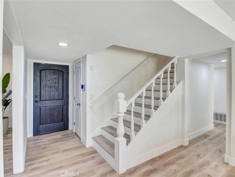 1832 E Turmont