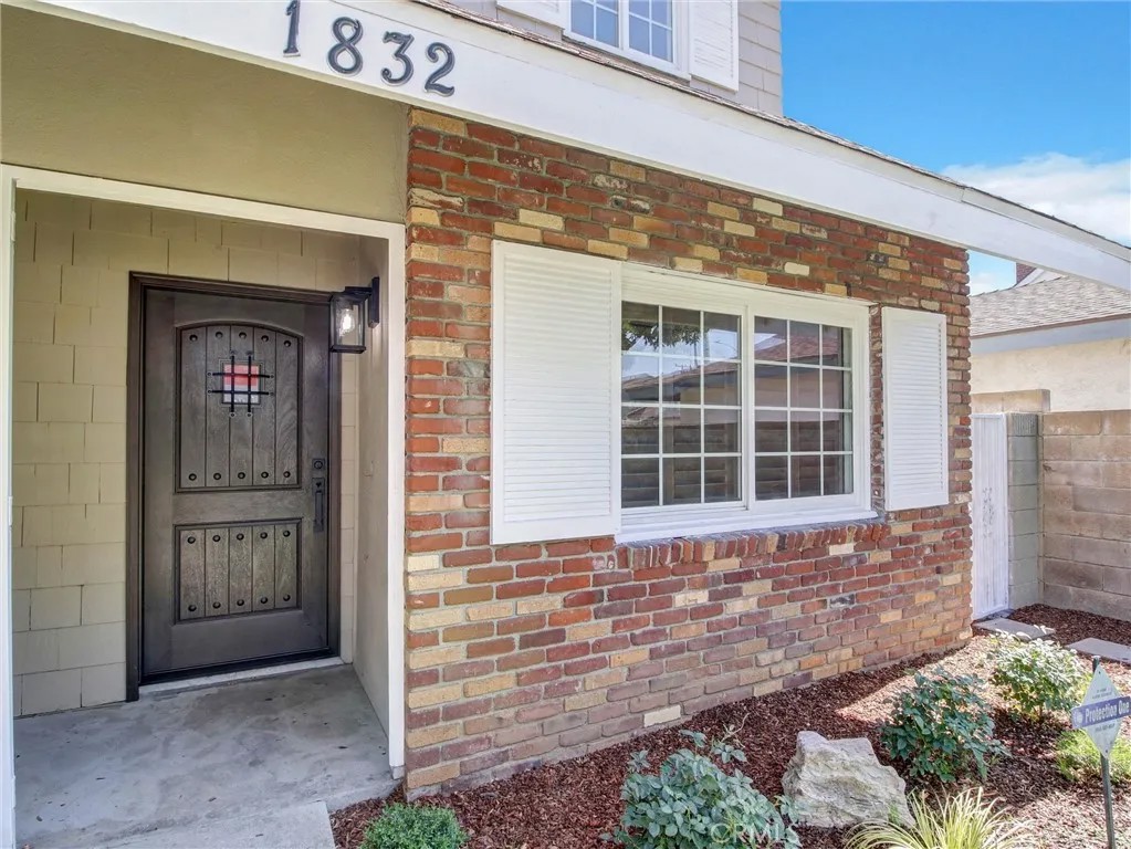 1832 E Turmont