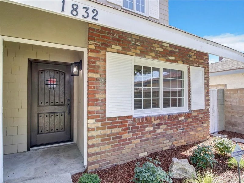 1832 E Turmont