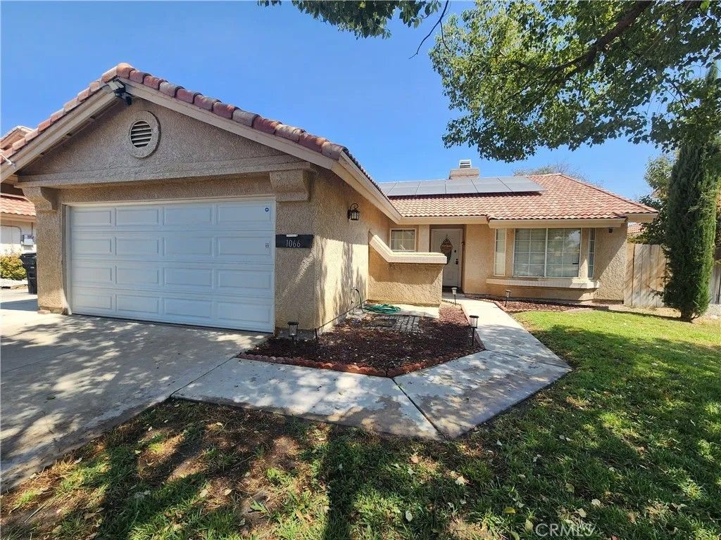 Photo of 1066 Gloria Dr, Hemet, CA 92545 (MLS # CV26005291)