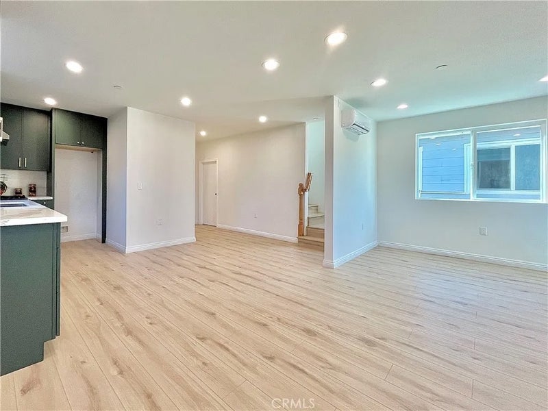 936 E Sandra