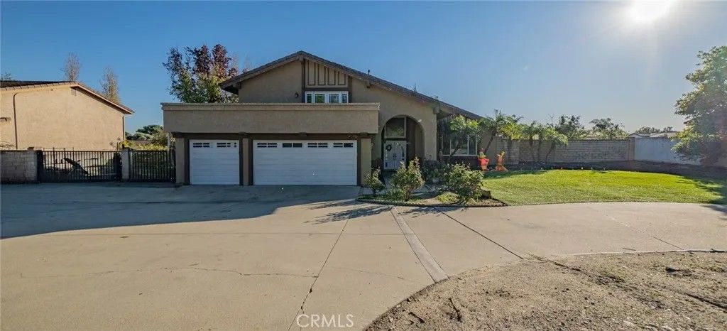 Photo of 252 W 19th St, Upland, CA 91784 (MLS # CV25276451)