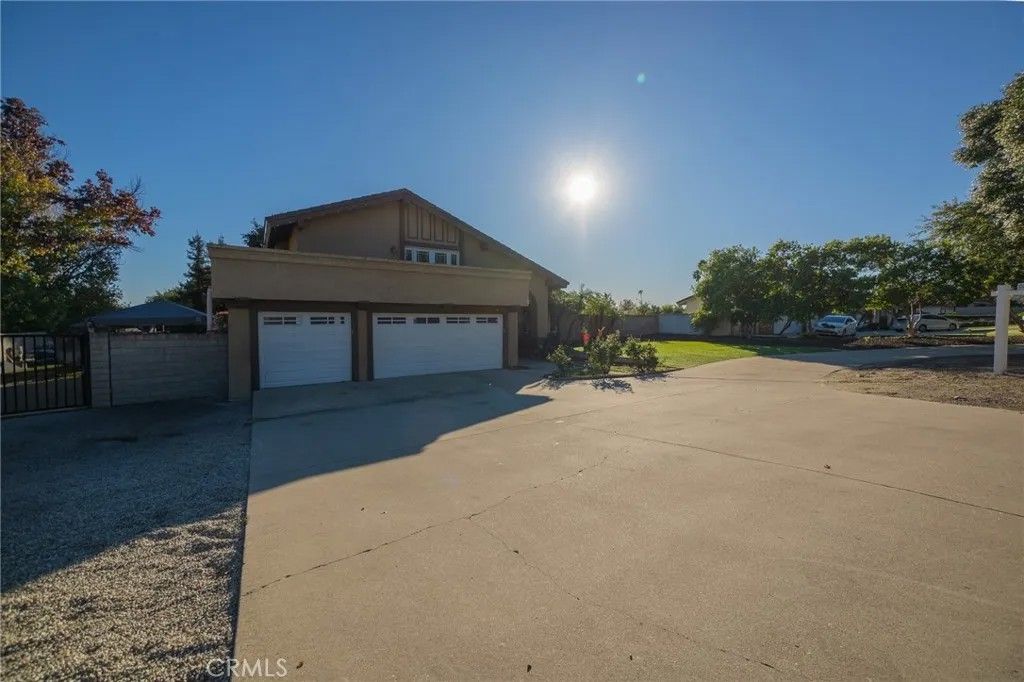 Photo of 252 W 19th St, Upland, CA 91784 (MLS # CV25276451)