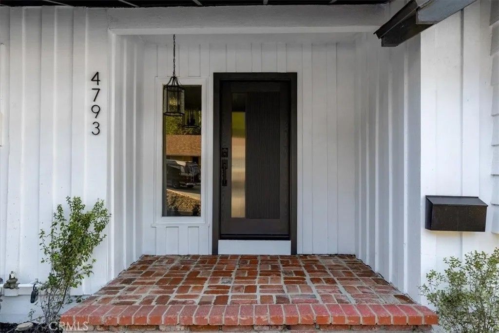 Photo of 4793 Excelente Drive, Woodland Hills, CA 91364 (MLS # IG26009211)