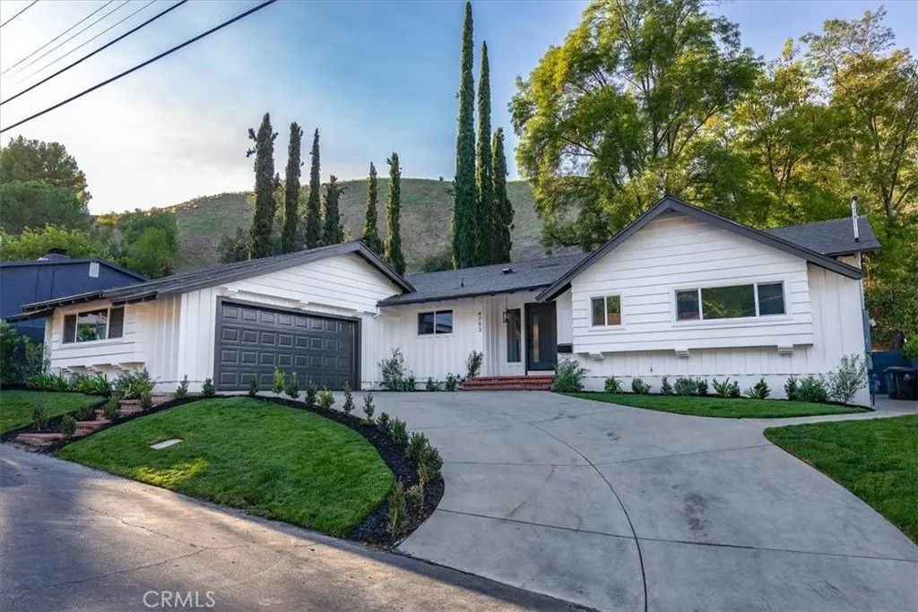 Photo of 4793 Excelente Drive, Woodland Hills, CA 91364 (MLS # IG26009211)