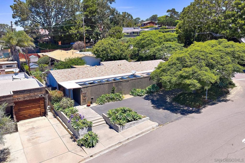 Photo of 914 Highland Avenue, Del Mar, CA 92014 (MLS # 250035609)