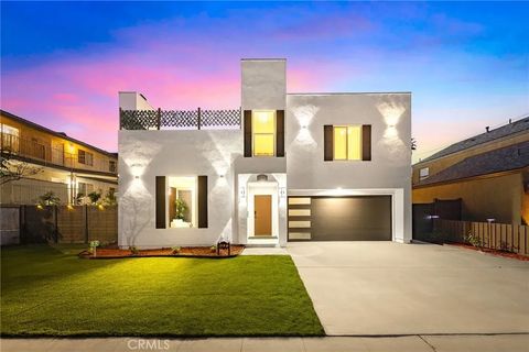 Photo of 1081 Loma Avenue, Long Beach, CA 90804 (MLS # WS26020878)