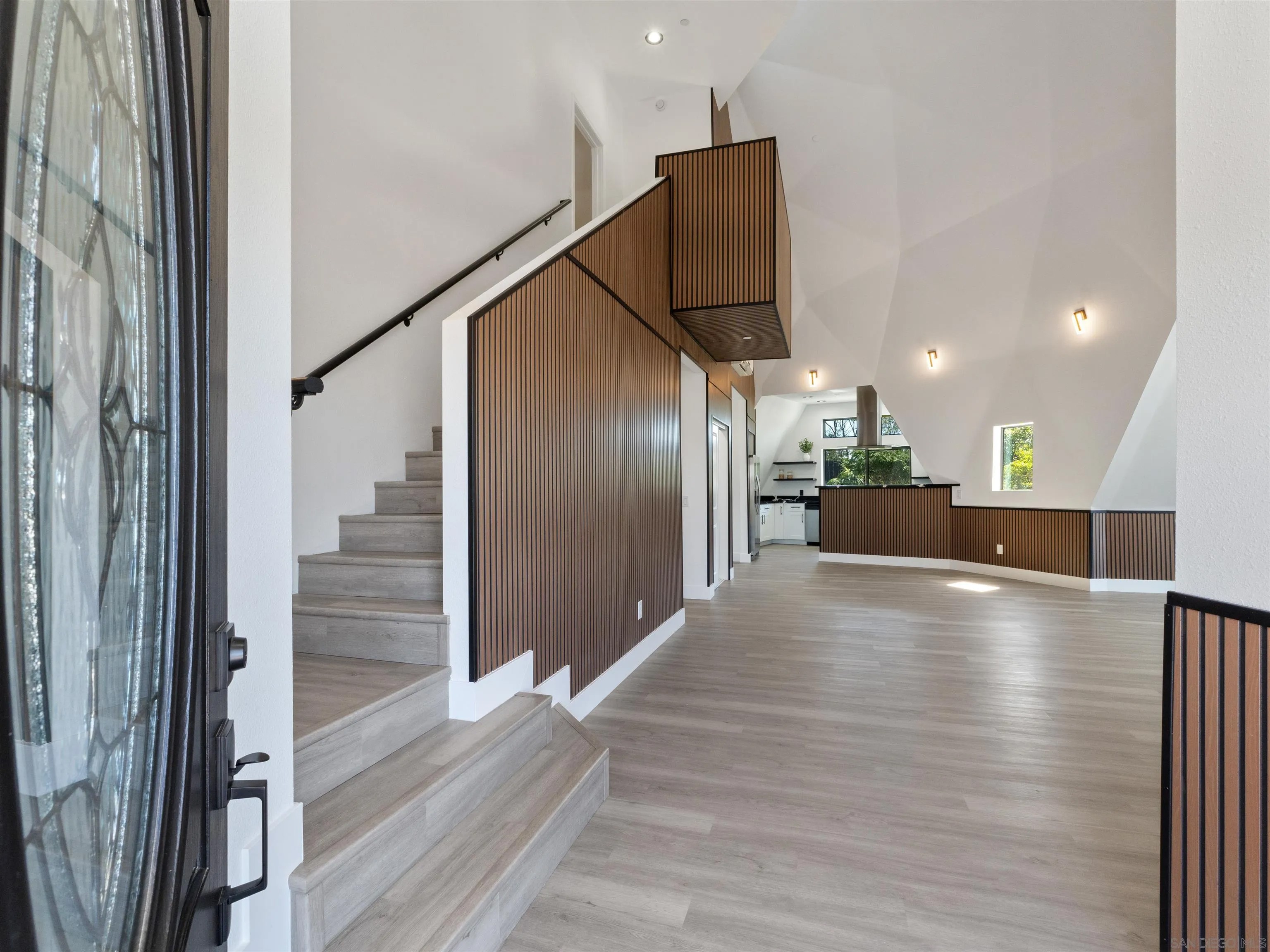 6937 Madrone