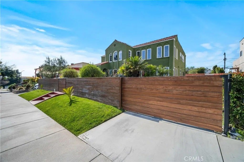 Photo of 1245 S Hudson Ave, Los Angeles, CA 90019 (MLS # SR26009193)