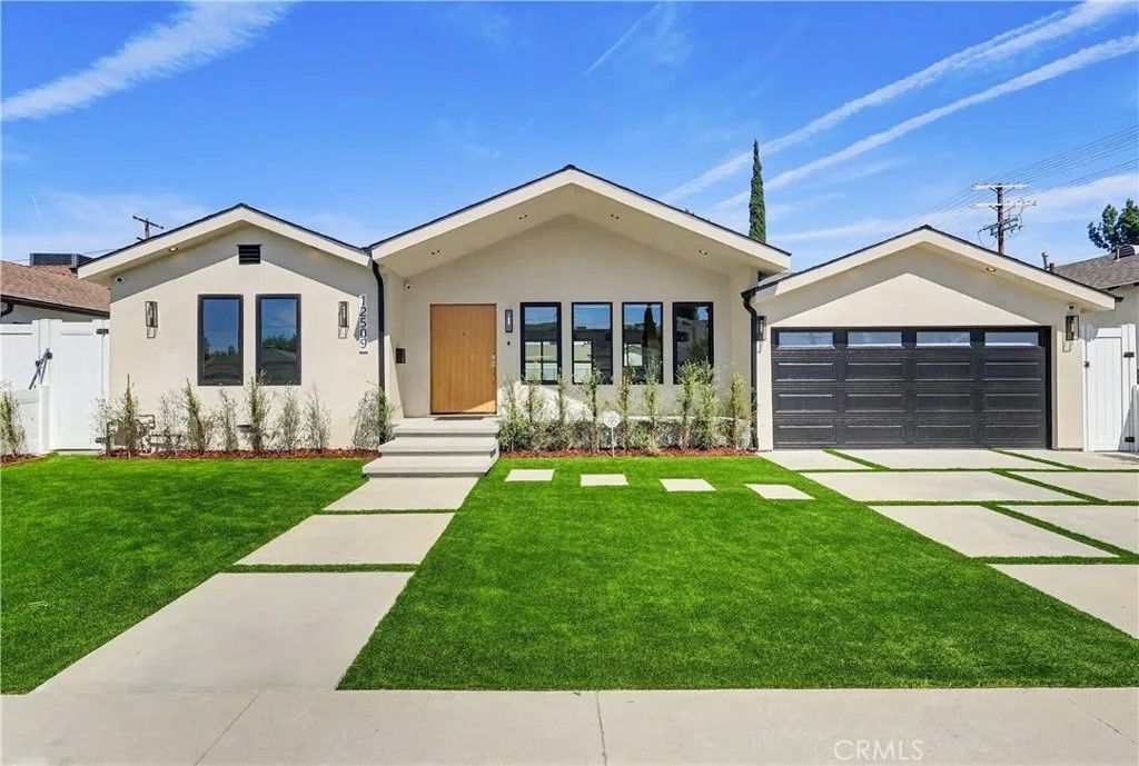 Photo of 12509 Emelita St, Valley Village, CA 91607 (MLS # SR26081744)