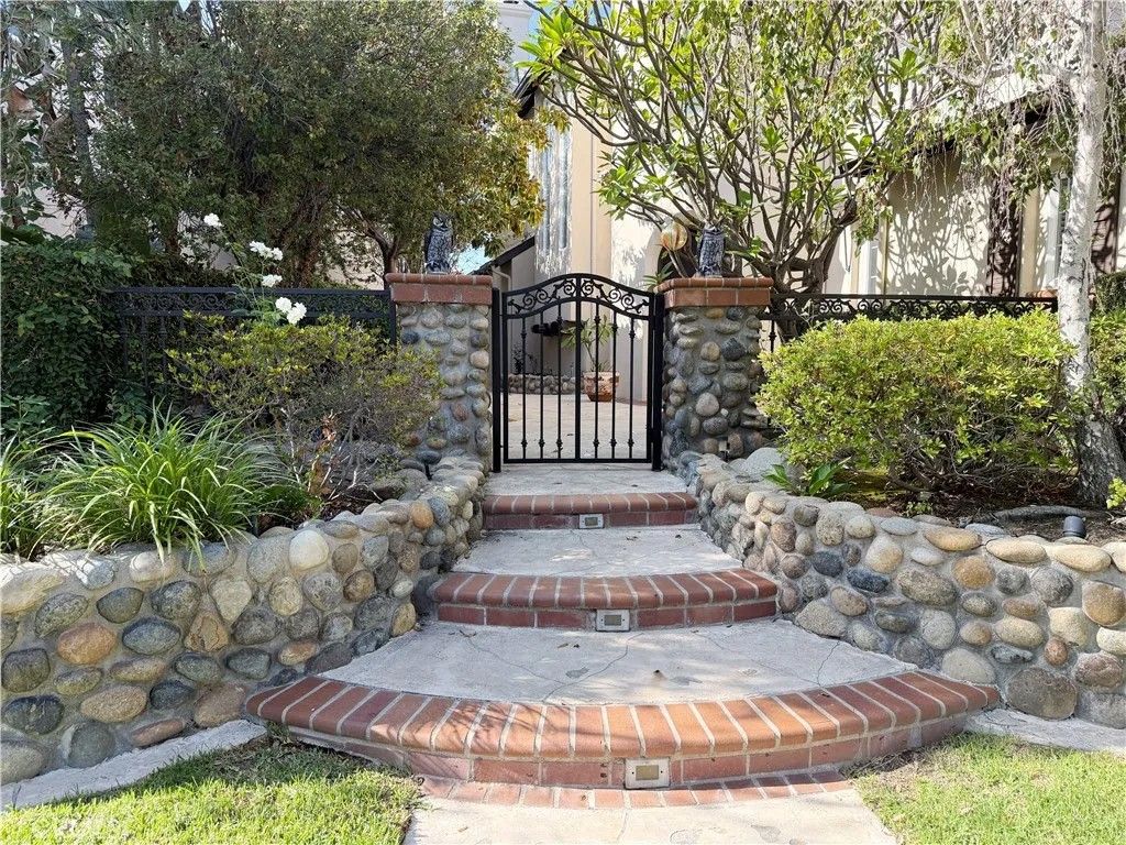 Photo of 25 Winfield Dr, Ladera Ranch, CA 92694 (MLS # OC25252198)