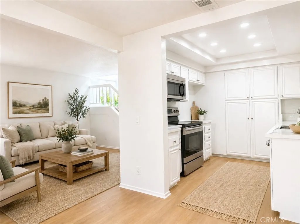 961 W Lamark