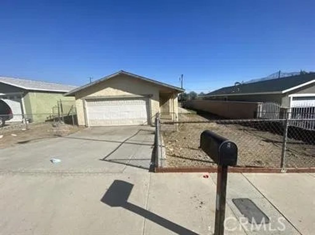 Photo of 1308 N Phillips St, Banning, CA 92220 (MLS # SW26021858)