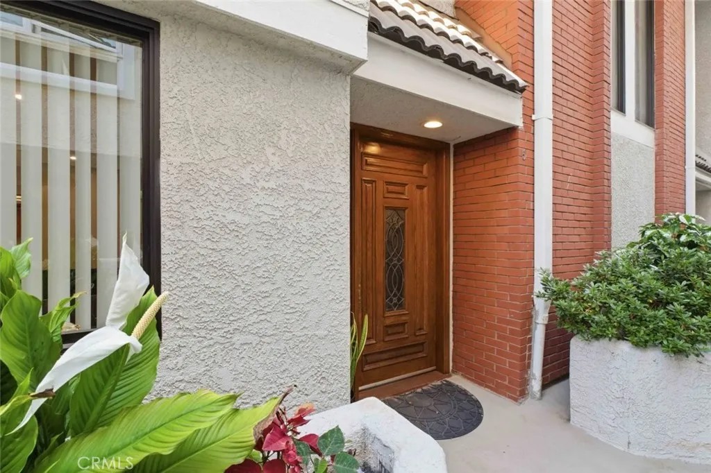 301 W Loraine Street 5
