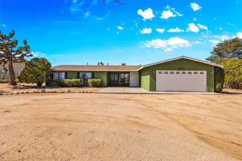 Photo of 4808 Camarilla Avenue, Yucca Valley, CA 92284 (MLS # JT26036438)