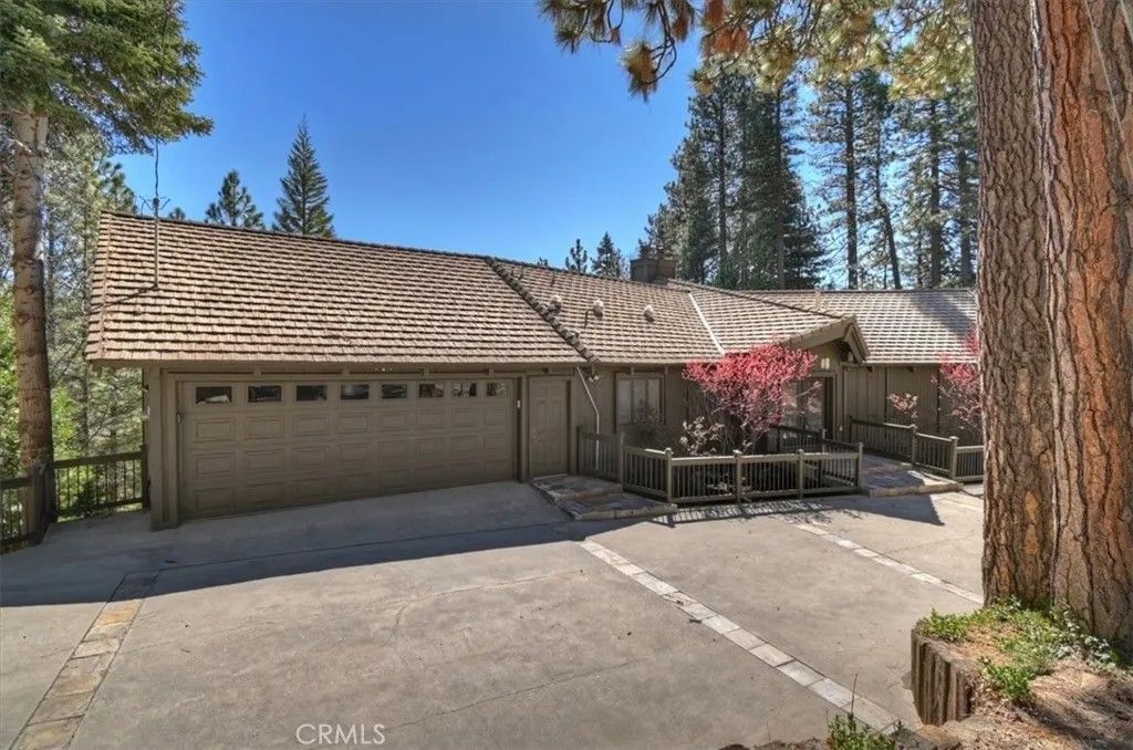 Photo of 299 Riviera Dr, Lake Arrowhead, CA 92352 (MLS # IG26061745)