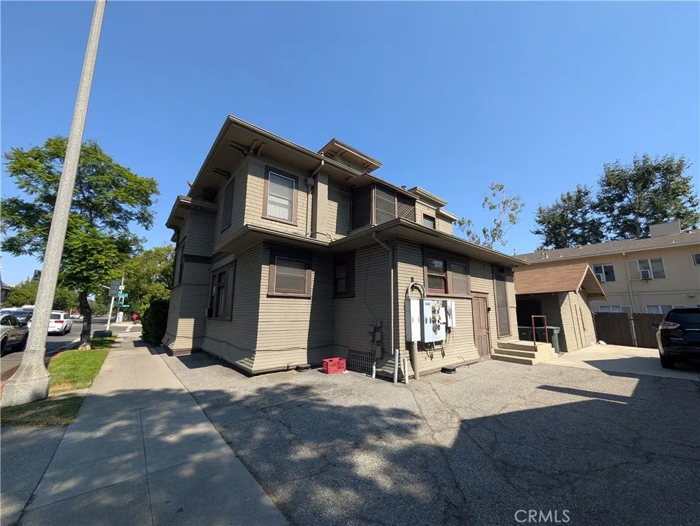 325 S Los Robles Avenue