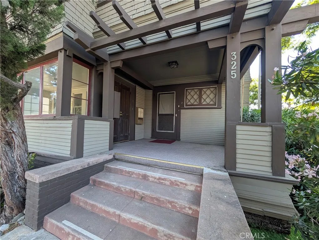 325 S Los Robles Avenue