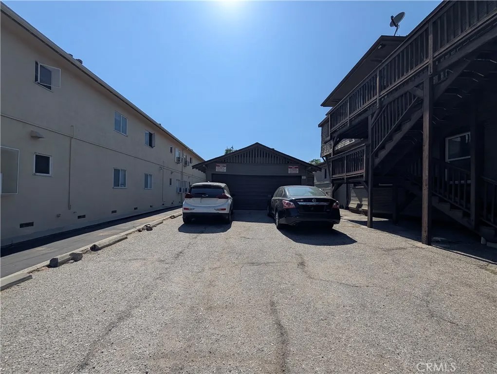325 S Los Robles Avenue
