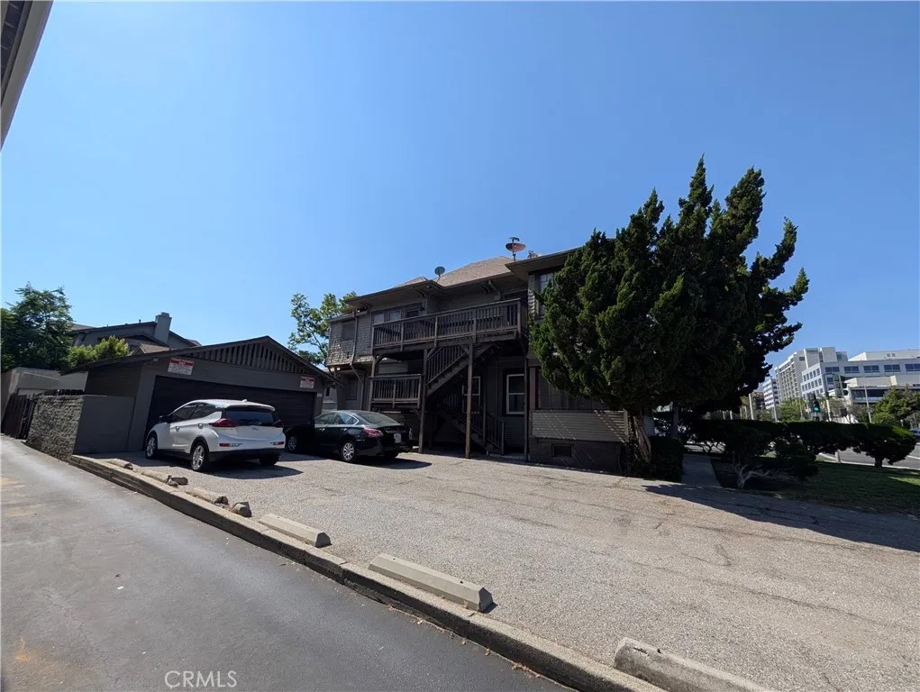 325 S Los Robles Avenue