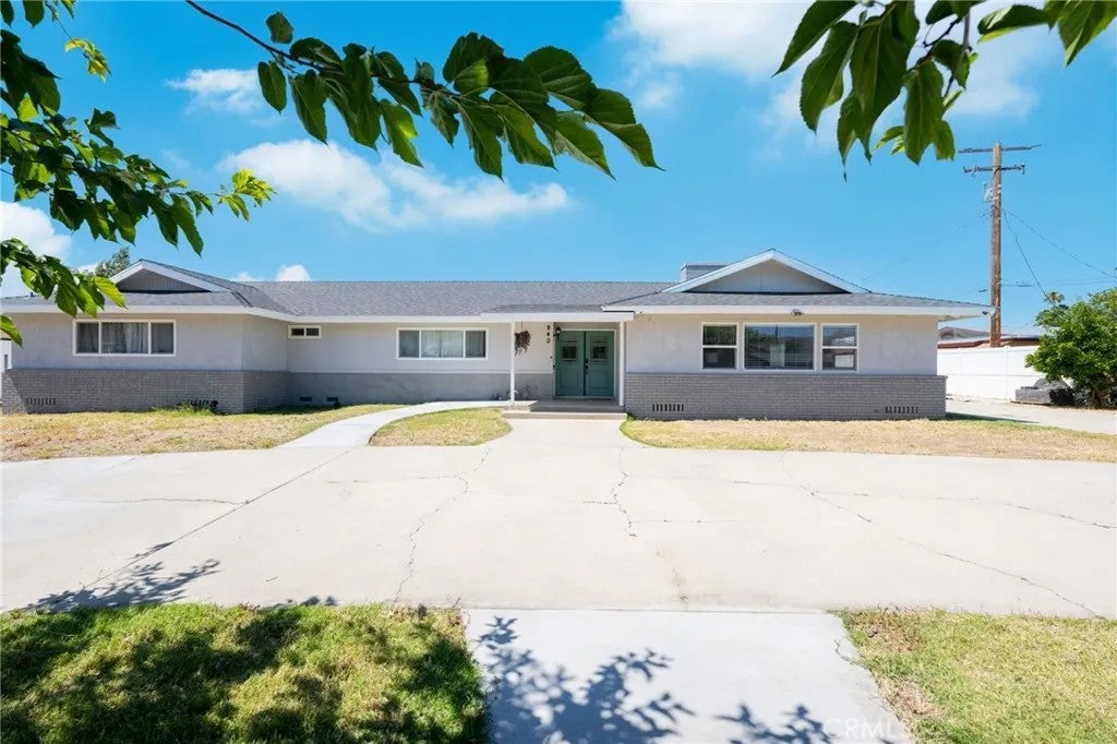 Photo of 940 E Whittier AVE, Hemet, CA 92543 (MLS # SW26114950)