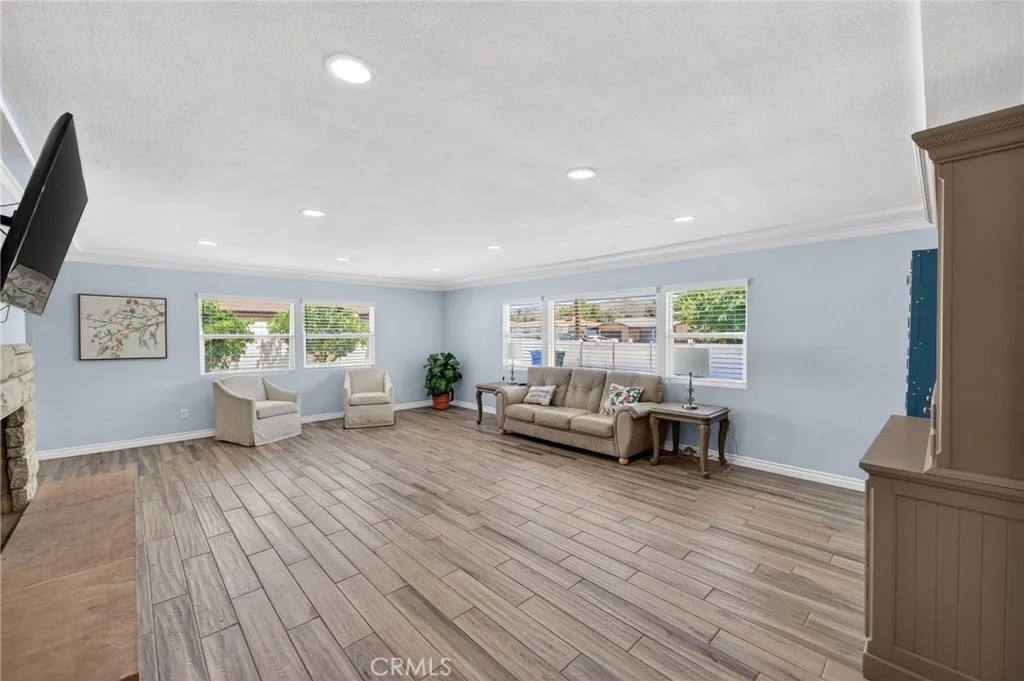 940 E Whittier