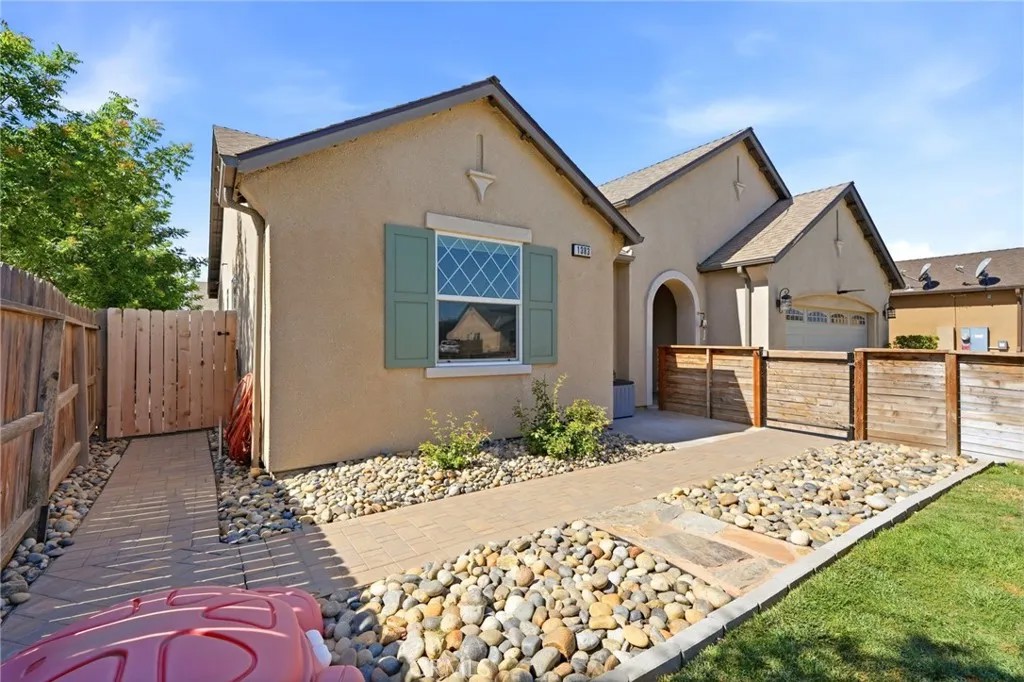 1383 E Donnybrook