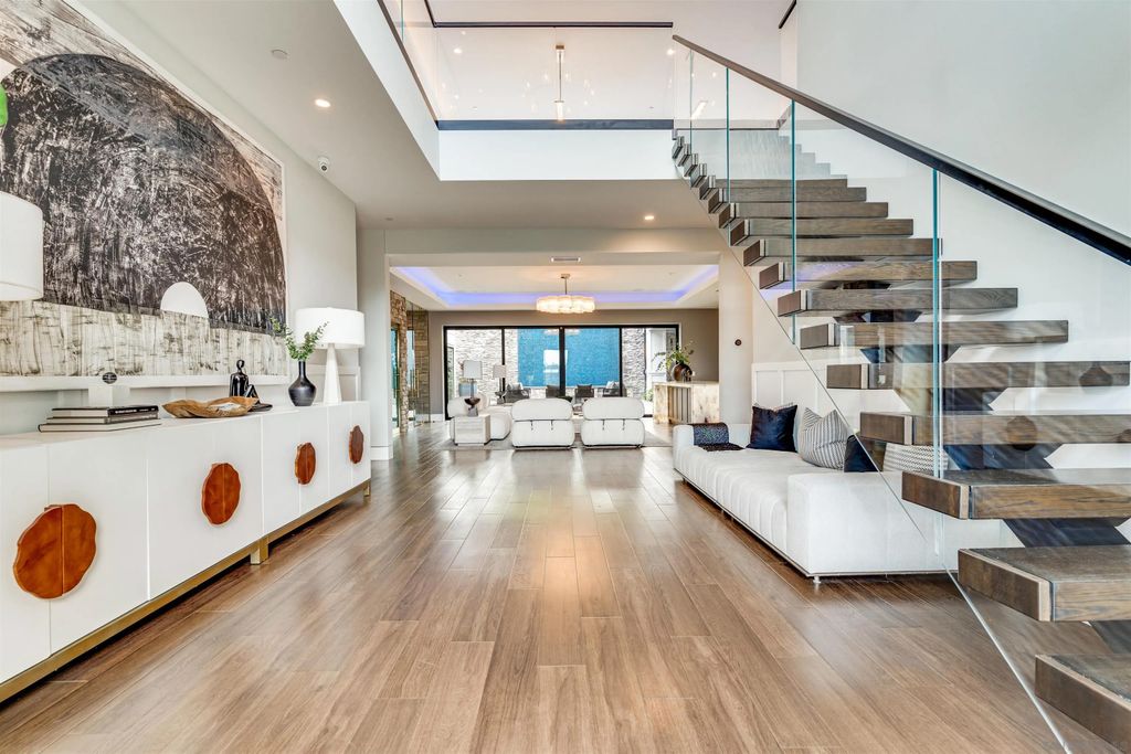 Photo of 6389 Castejon, La Jolla, CA 92037 (MLS # 250043155)