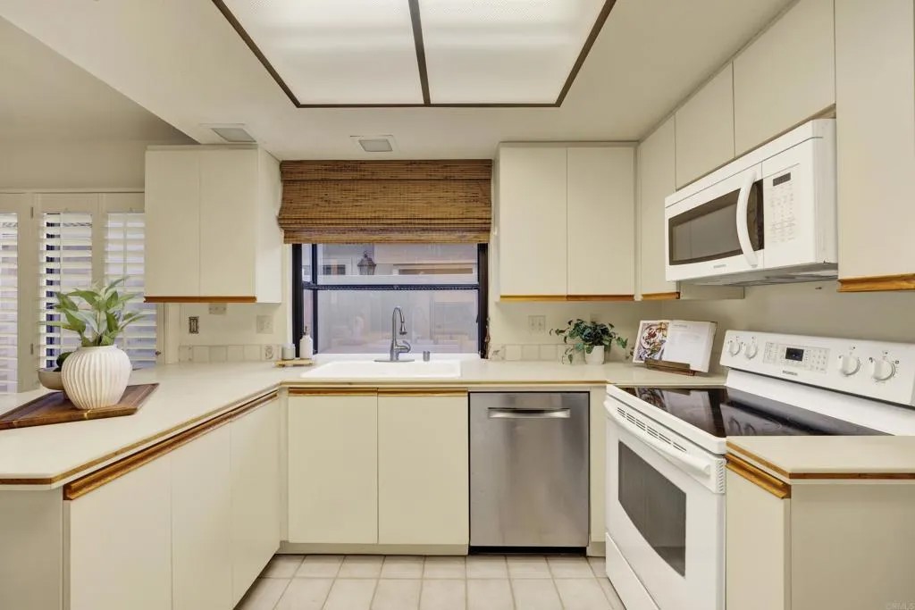 13025 Avenida Marbella