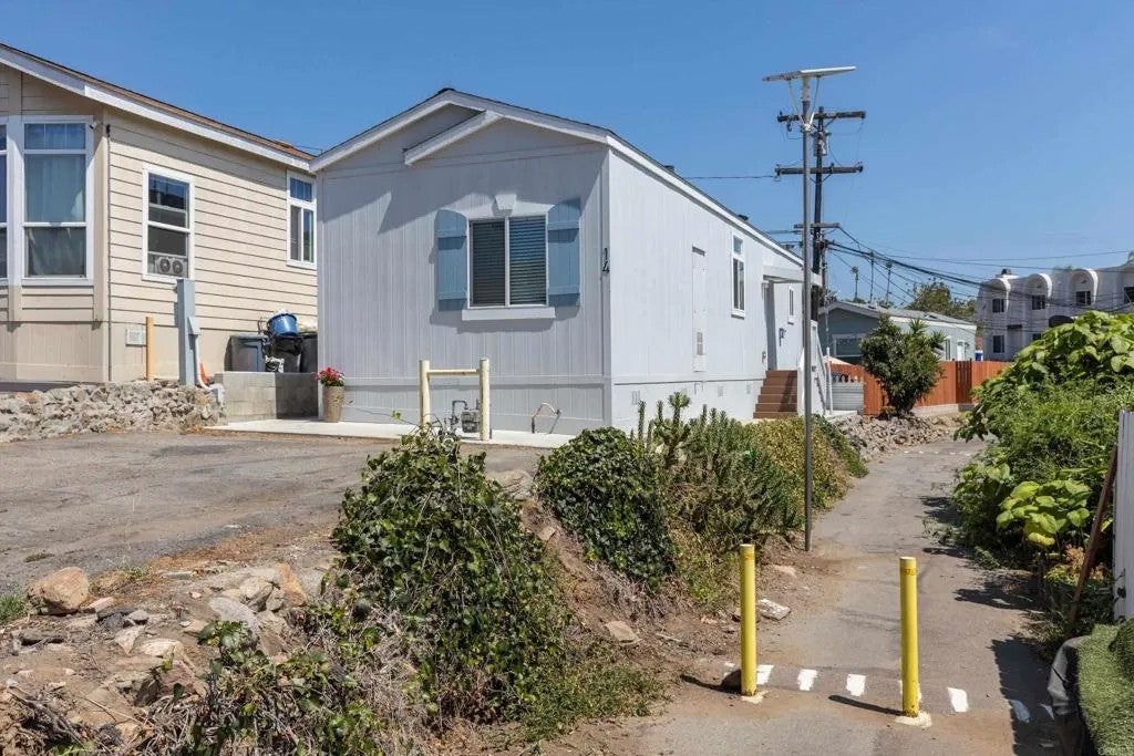 1045 E Vista Way 14