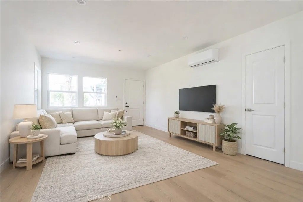 Photo of 1065 E Spazier Ave #102, Burbank, CA 91502 (MLS # BB26042148)