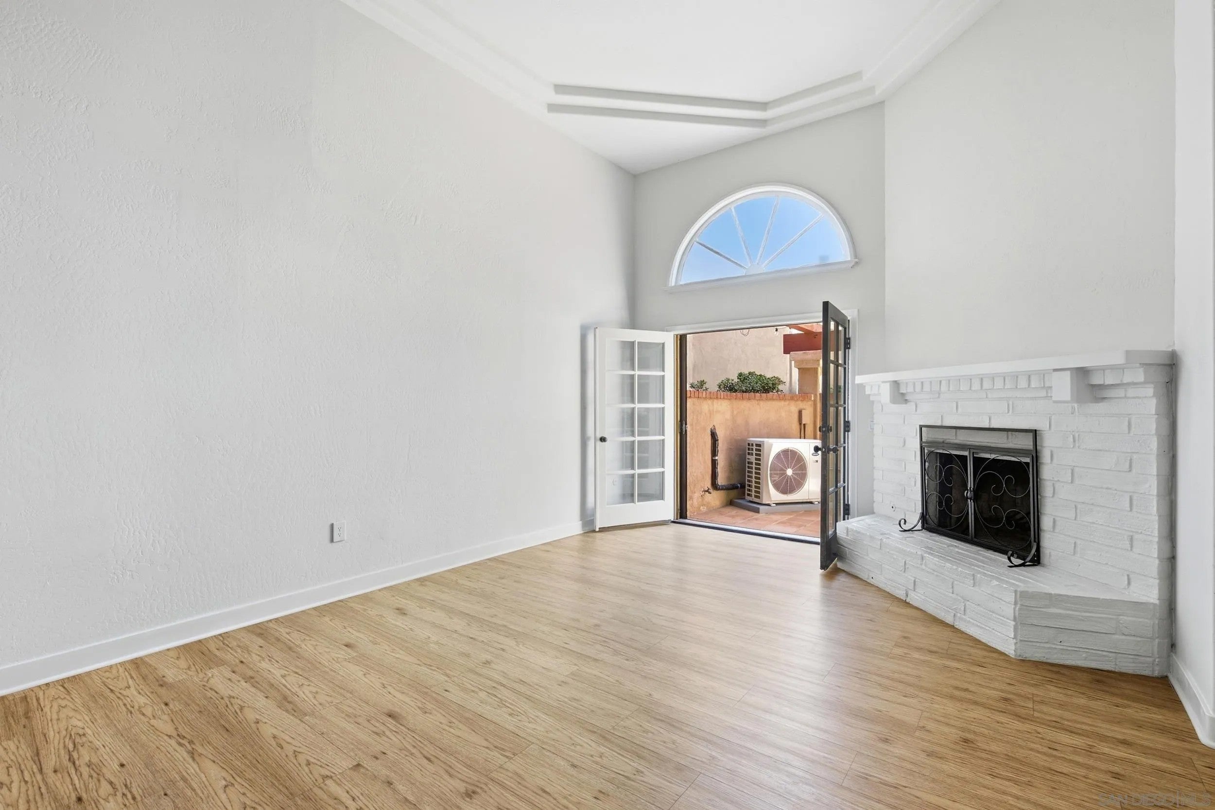 2565 Navarra Dr B